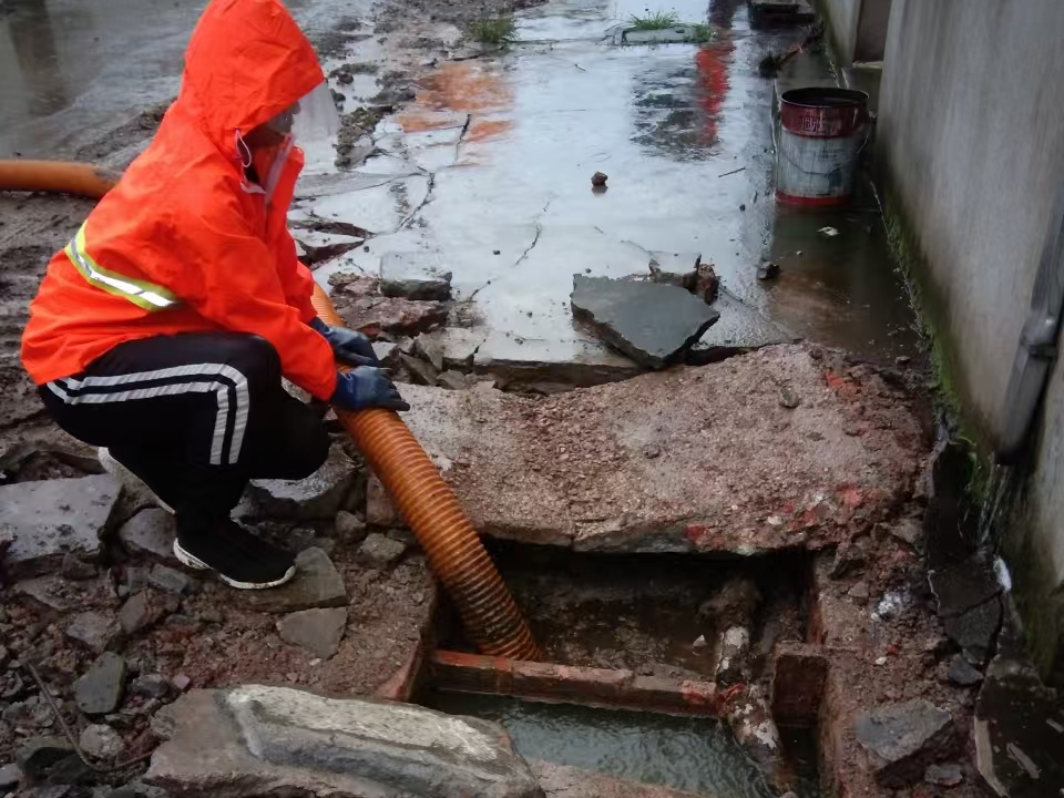 苏家屯专业清理污水池 炜誉市政以规范流程守护城市 “肠道”